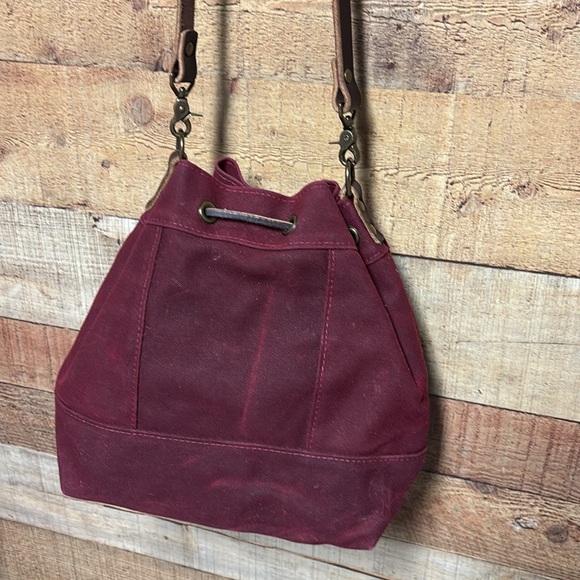 Thread and Canvas Company waxed canvas cinch top bucket bag cranberry - Picture 8 of 16